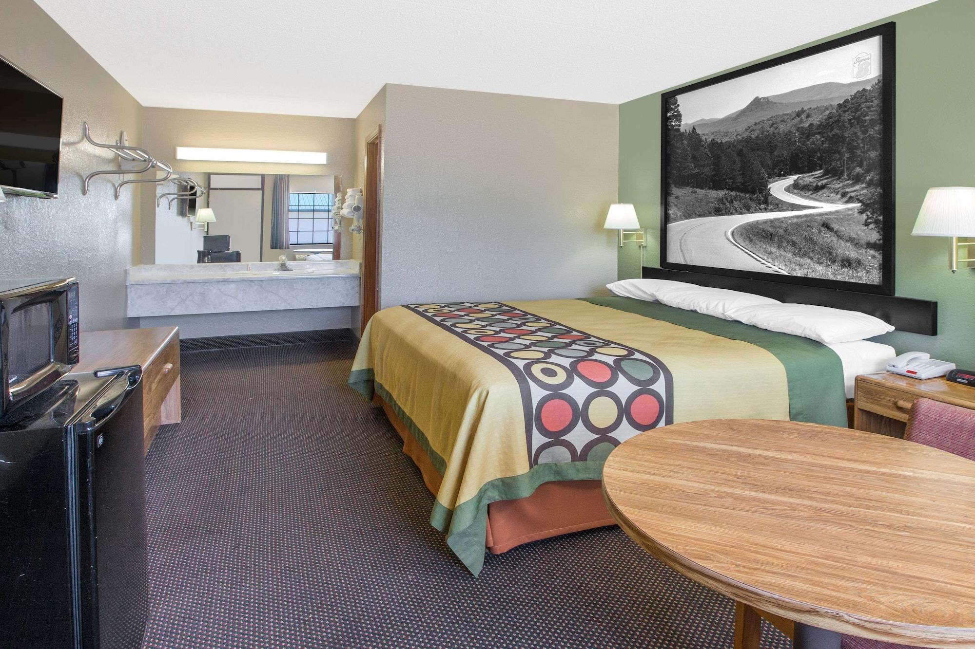 Super 8 By Wyndham Clarksville Ar Екстериор снимка