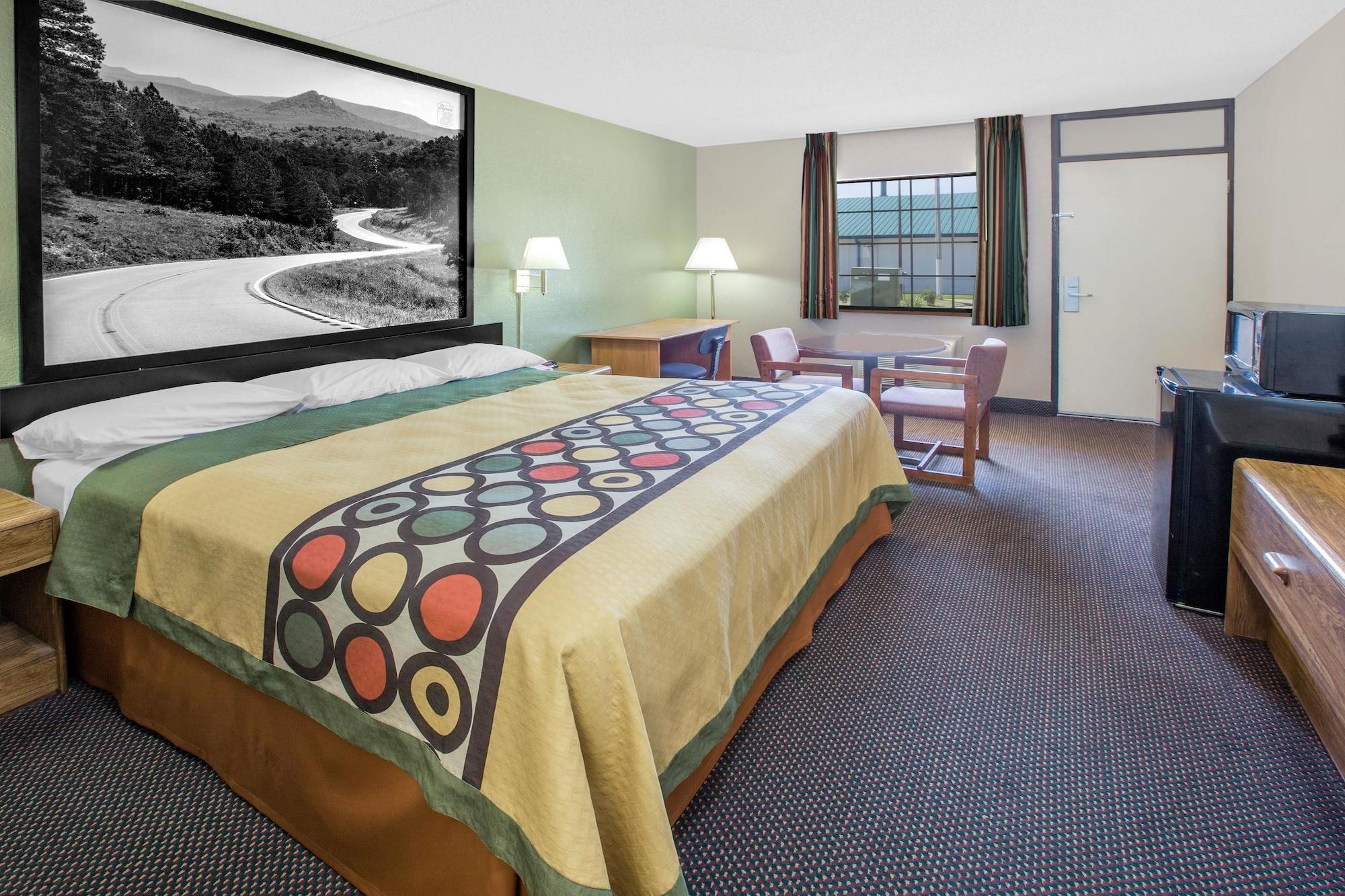 Super 8 By Wyndham Clarksville Ar Екстериор снимка