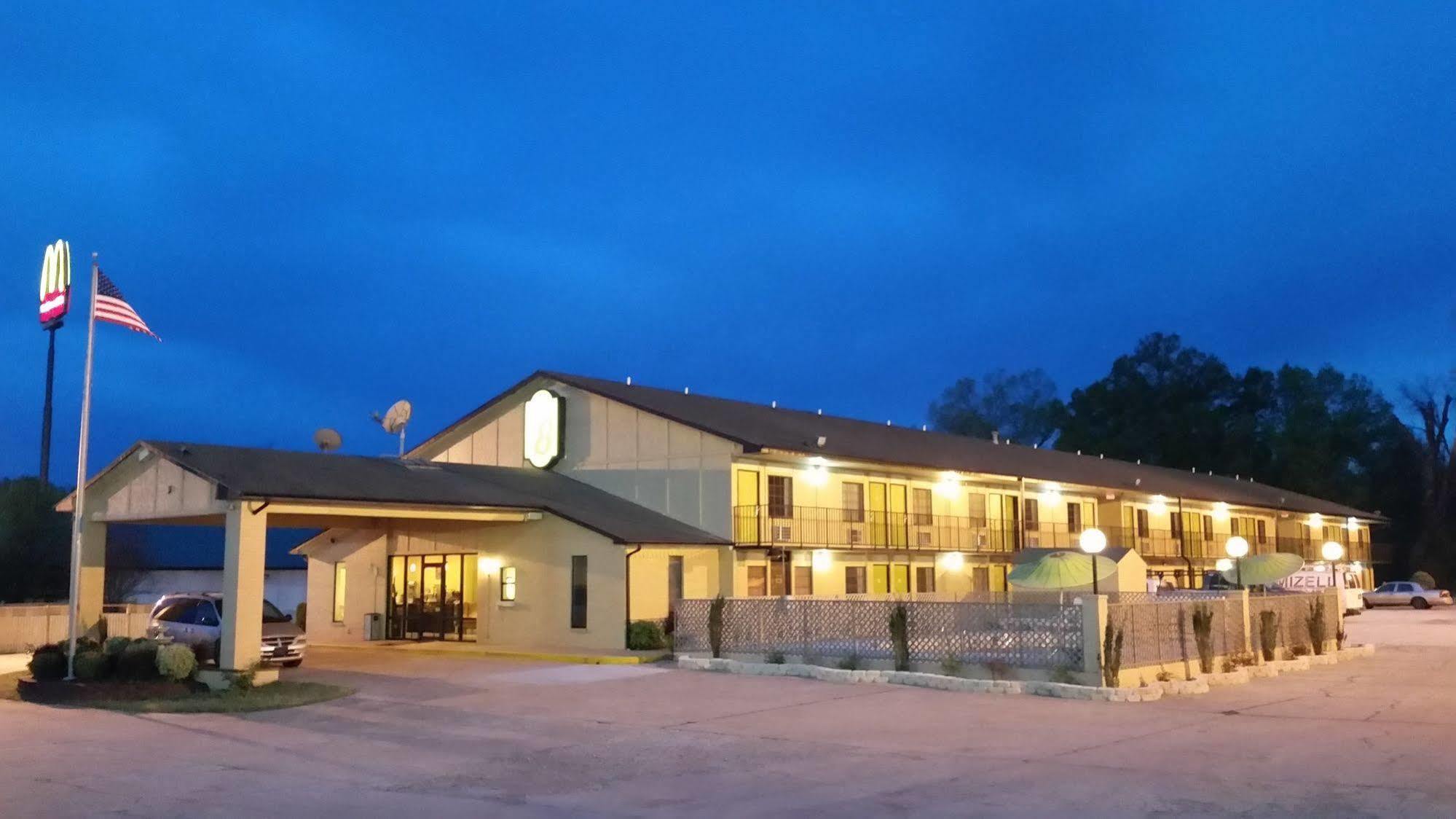 Super 8 By Wyndham Clarksville Ar Екстериор снимка