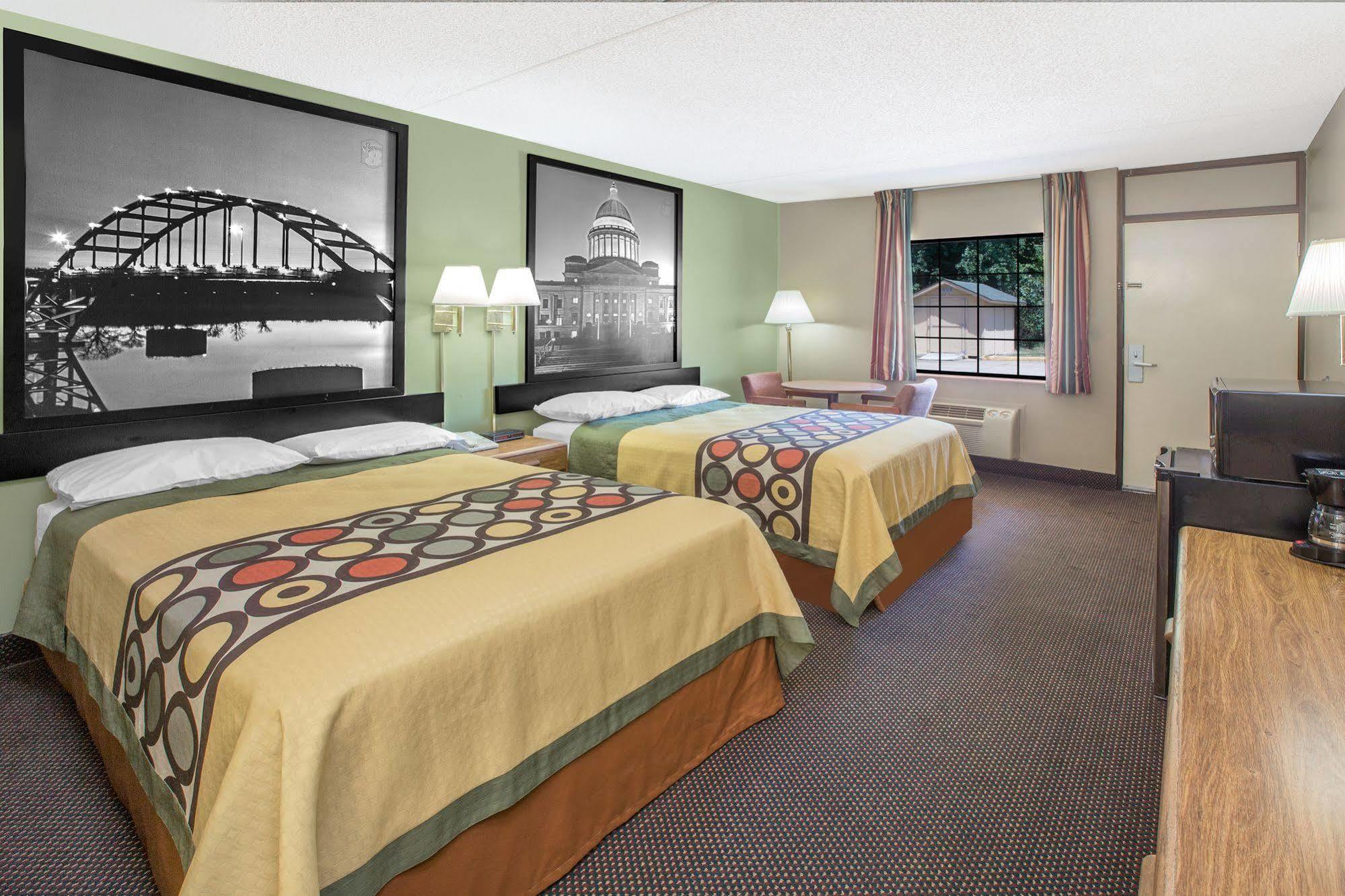 Super 8 By Wyndham Clarksville Ar Екстериор снимка